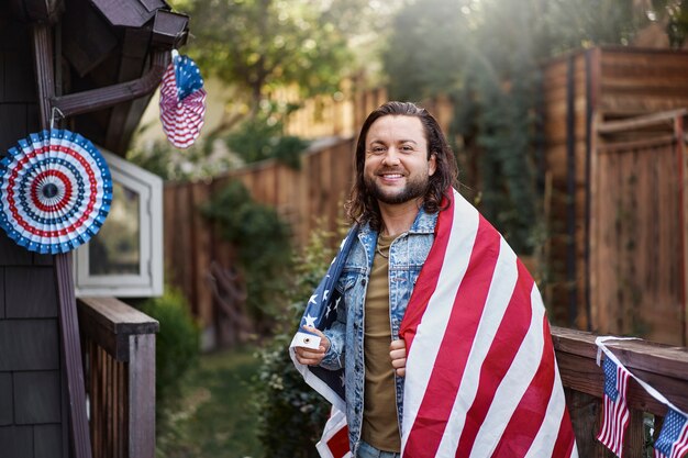 Hombre sonriente de tiro medio con bandera americana