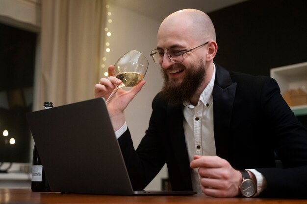 Hombre sonriente de tiro medio con bebida