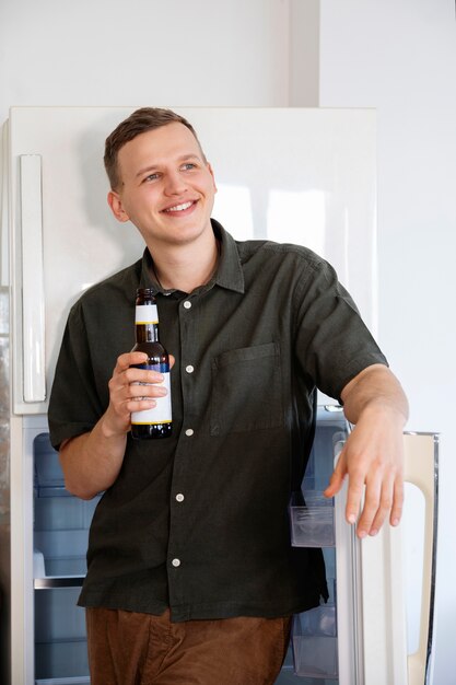 Foto gratuita hombre sonriente de tiro medio con bebida