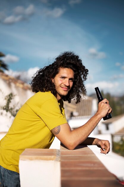 Hombre sonriente de tiro medio con bebida