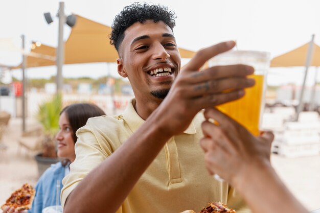 Hombre sonriente de tiro medio con bebida