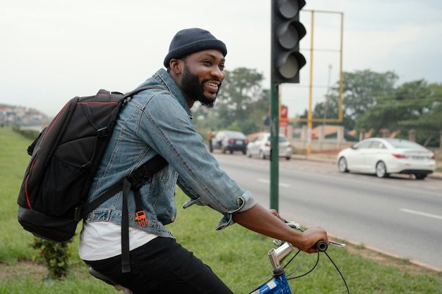 Hombre sonriente de tiro medio en bicicleta