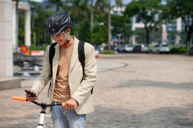 Hombre sonriente de tiro medio con bicicleta