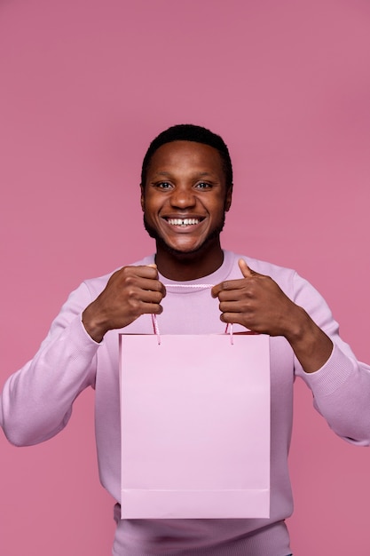 Hombre sonriente de tiro medio con bolsa de compras