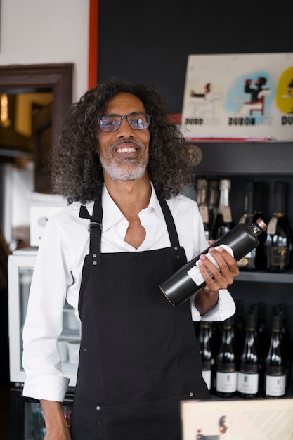 Hombre sonriente de tiro medio con botella