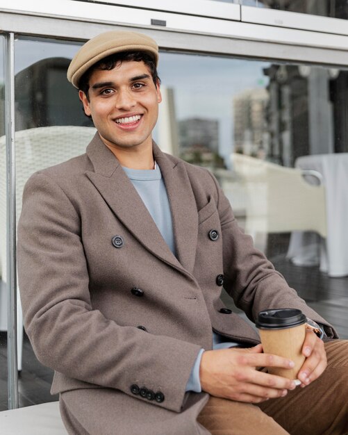 Hombre sonriente de tiro medio con café