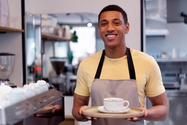 Hombre sonriente de tiro medio con café