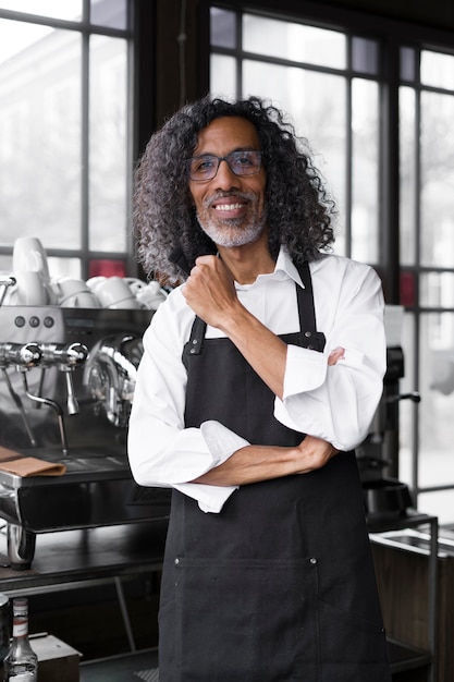 Foto gratuita hombre sonriente de tiro medio en la cafetería