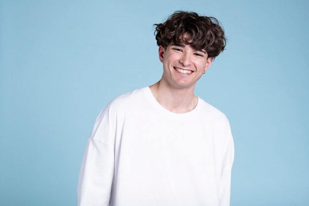 Hombre sonriente de tiro medio con camisa blanca