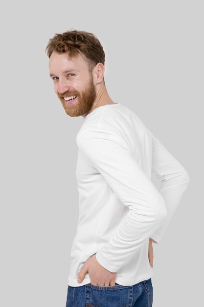 Hombre sonriente de tiro medio con camisa blanca