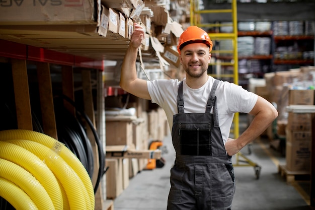 Hombre sonriente de tiro medio con casco