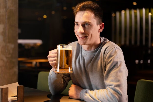 Hombre sonriente de tiro medio con cerveza