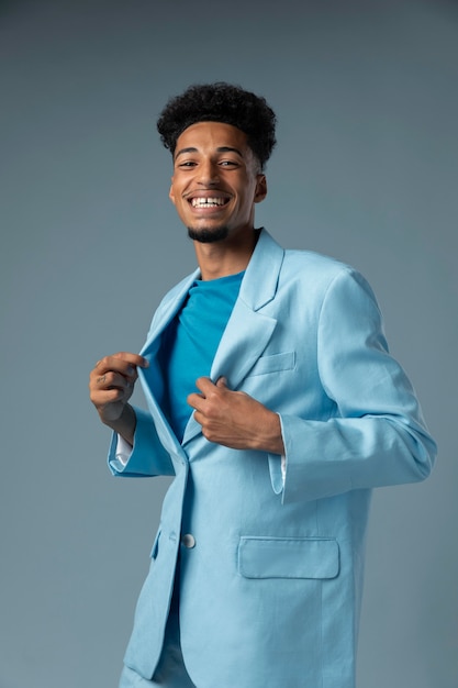 Hombre sonriente de tiro medio con chaqueta azul brillante