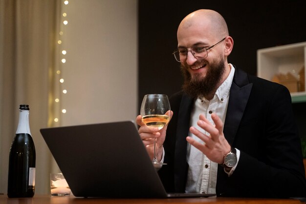 Hombre sonriente de tiro medio en cita virtual