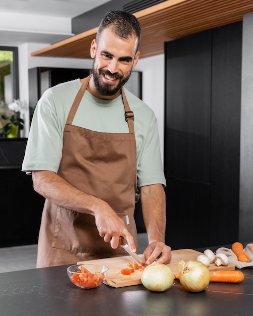 Foto gratuita hombre sonriente en tiro medio de cocina