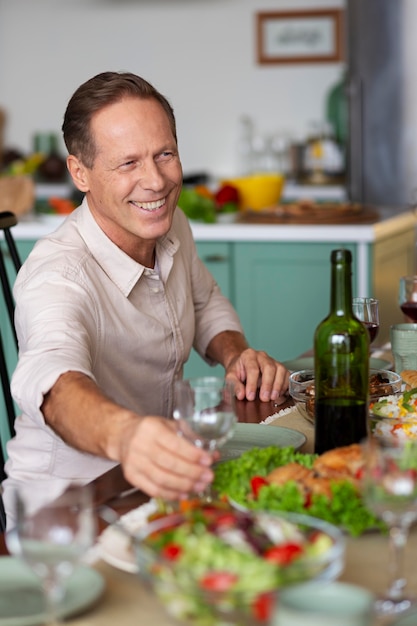 Foto gratuita hombre sonriente de tiro medio con comida