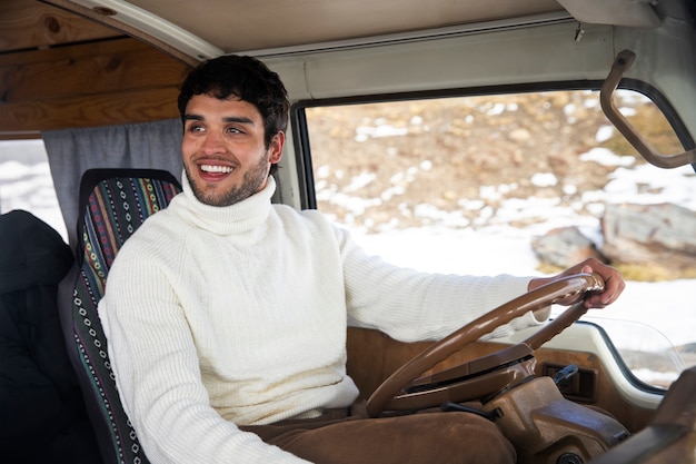 Foto gratuita hombre sonriente de tiro medio conduciendo autocaravana