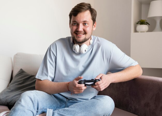 Hombre sonriente de tiro medio con controlador