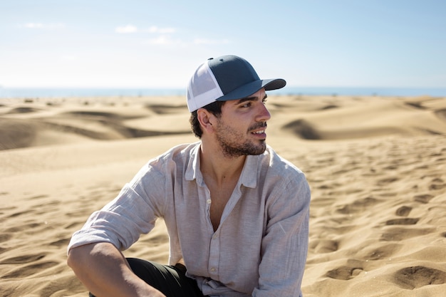 Foto gratuita hombre sonriente de tiro medio en el desierto