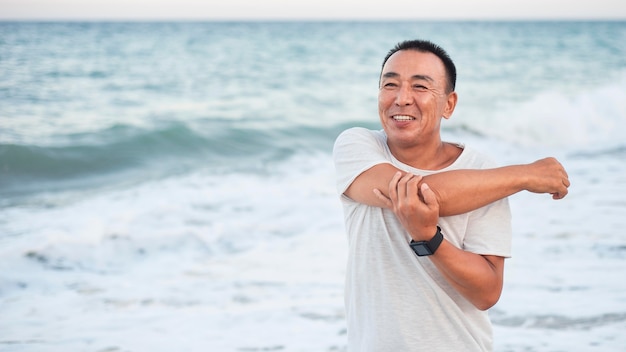 Hombre sonriente de tiro medio estirando el brazo