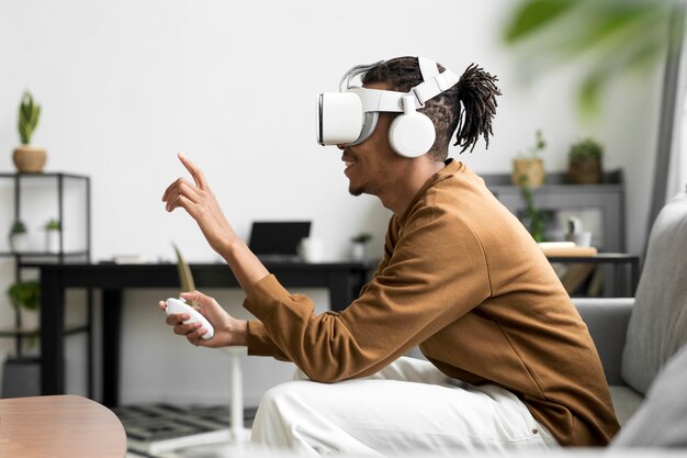 Hombre sonriente de tiro medio con gafas vr