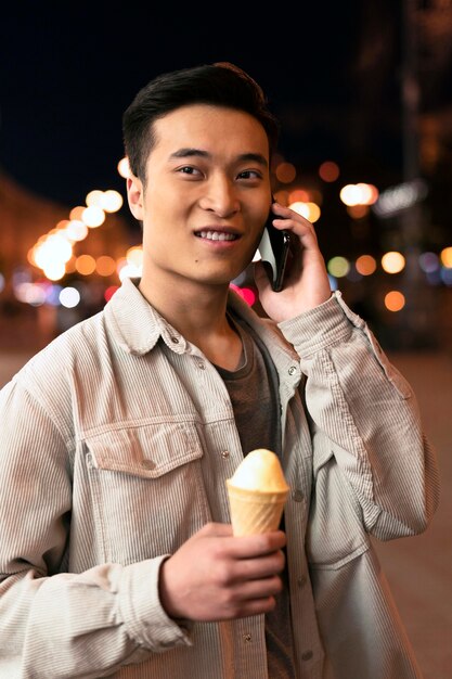 Hombre sonriente de tiro medio hablando por teléfono