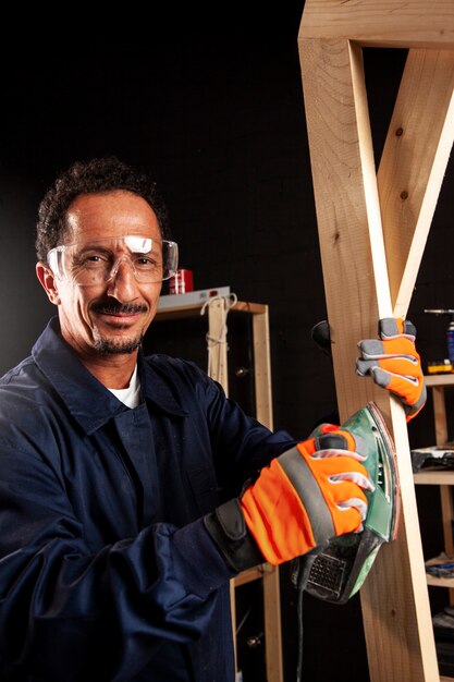 Foto gratuita hombre sonriente de tiro medio con hierro