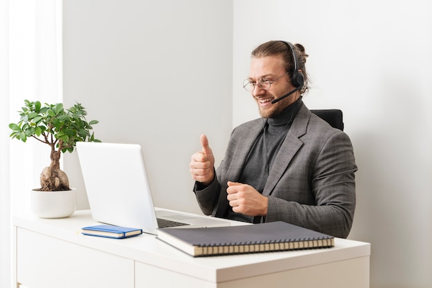 Foto gratuita hombre sonriente de tiro medio con laptop