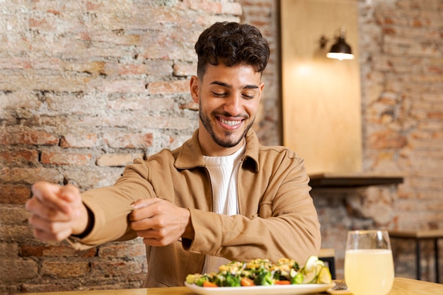 Hombre sonriente de tiro medio listo para comer