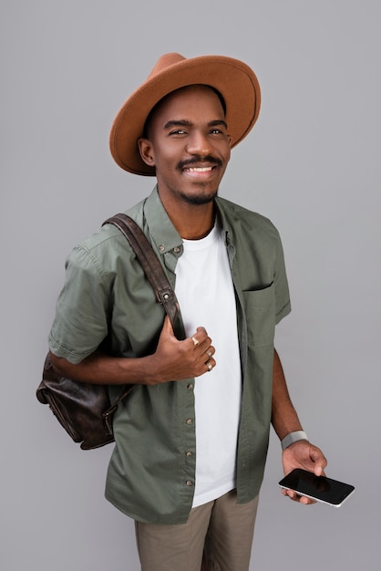 Hombre sonriente de tiro medio listo para viajar