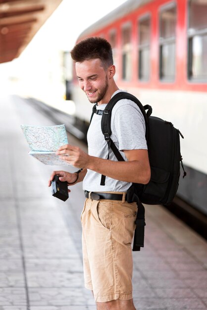 Hombre sonriente de tiro medio con mapa