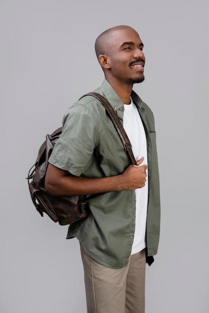 Hombre sonriente de tiro medio con mochila