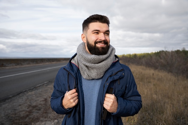 Foto gratuita hombre sonriente de tiro medio en la naturaleza