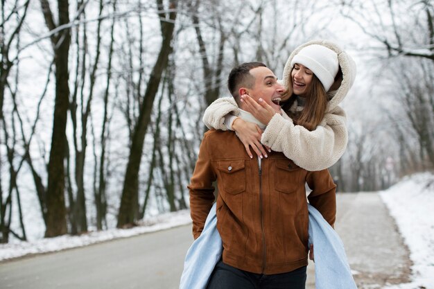 Hombre sonriente de tiro medio con novia