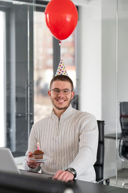 Hombre sonriente de tiro medio en la oficina