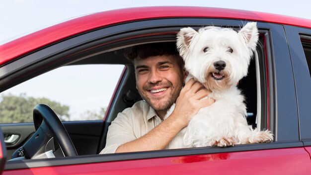 Hombre sonriente de tiro medio con perro