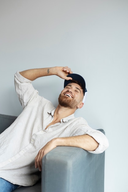 Foto gratuita hombre sonriente de tiro medio posando con sombrero de camionero