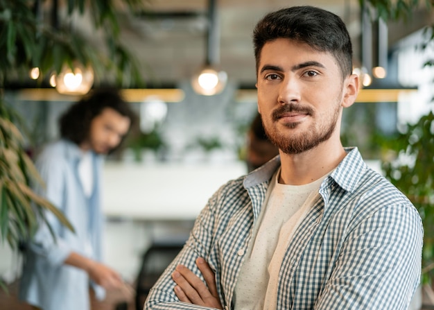 Foto gratuita hombre sonriente de tiro medio posando