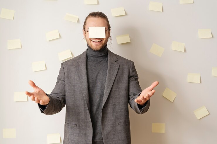 Foto gratuito hombre sonriente de tiro medio con post-its