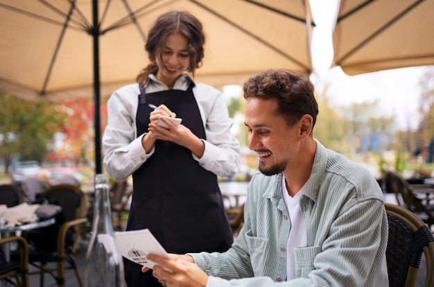 Hombre sonriente de tiro medio en el restaurante