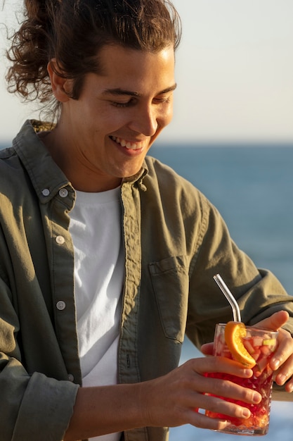 Hombre sonriente de tiro medio con sangría