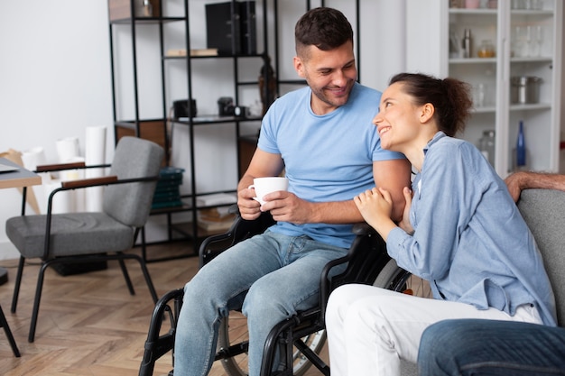 Foto gratuita hombre sonriente de tiro medio en silla de ruedas