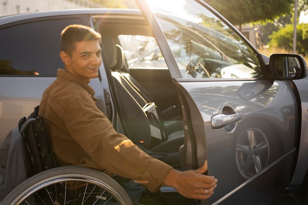 Hombre sonriente de tiro medio en silla de ruedas