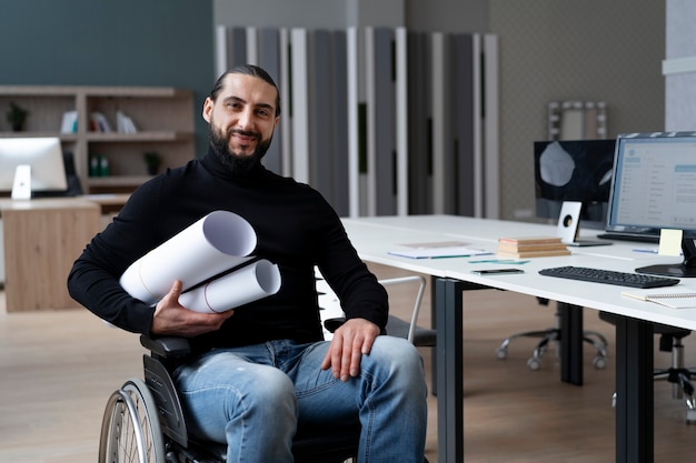 Hombre sonriente de tiro medio en silla de ruedas