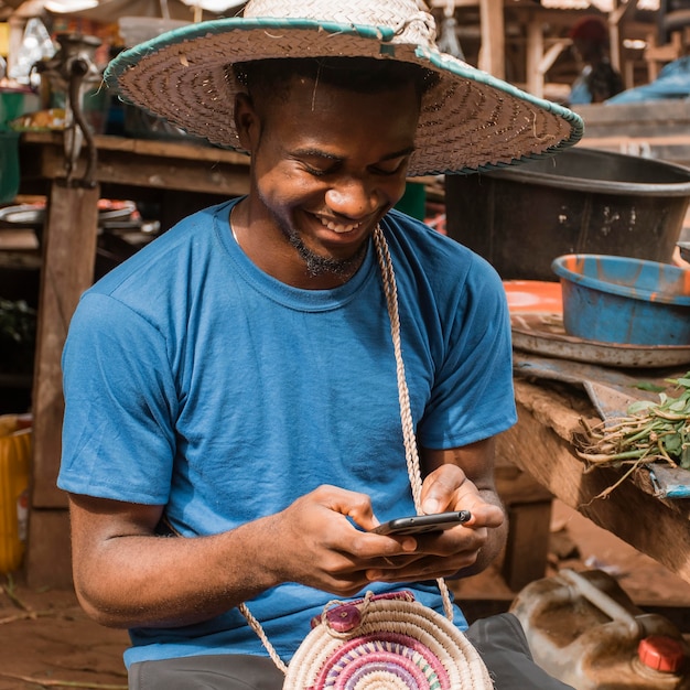 Hombre sonriente de tiro medio con smartphone