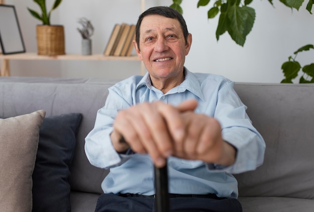 Foto gratuita hombre sonriente de tiro medio en el sofá