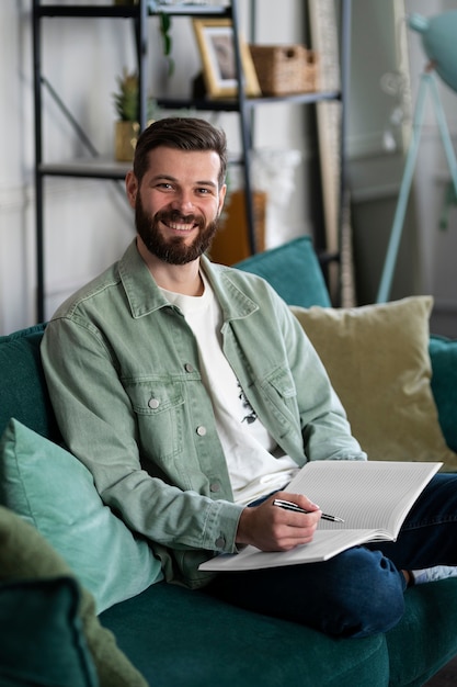 Foto gratuita hombre sonriente de tiro medio en el sofá