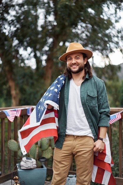 Hombre sonriente de tiro medio con sombrero