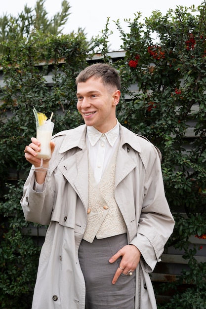 Foto gratuita hombre sonriente de tiro medio sosteniendo cóctel