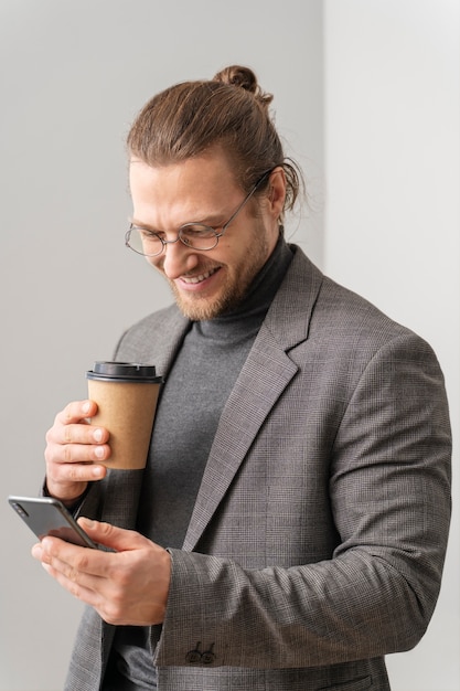 Foto gratuita hombre sonriente de tiro medio sosteniendo taza